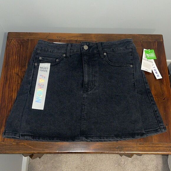 Tinseltown Dresses & Skirts - NWT Tinseltown Jean Mini Skirt Size 1